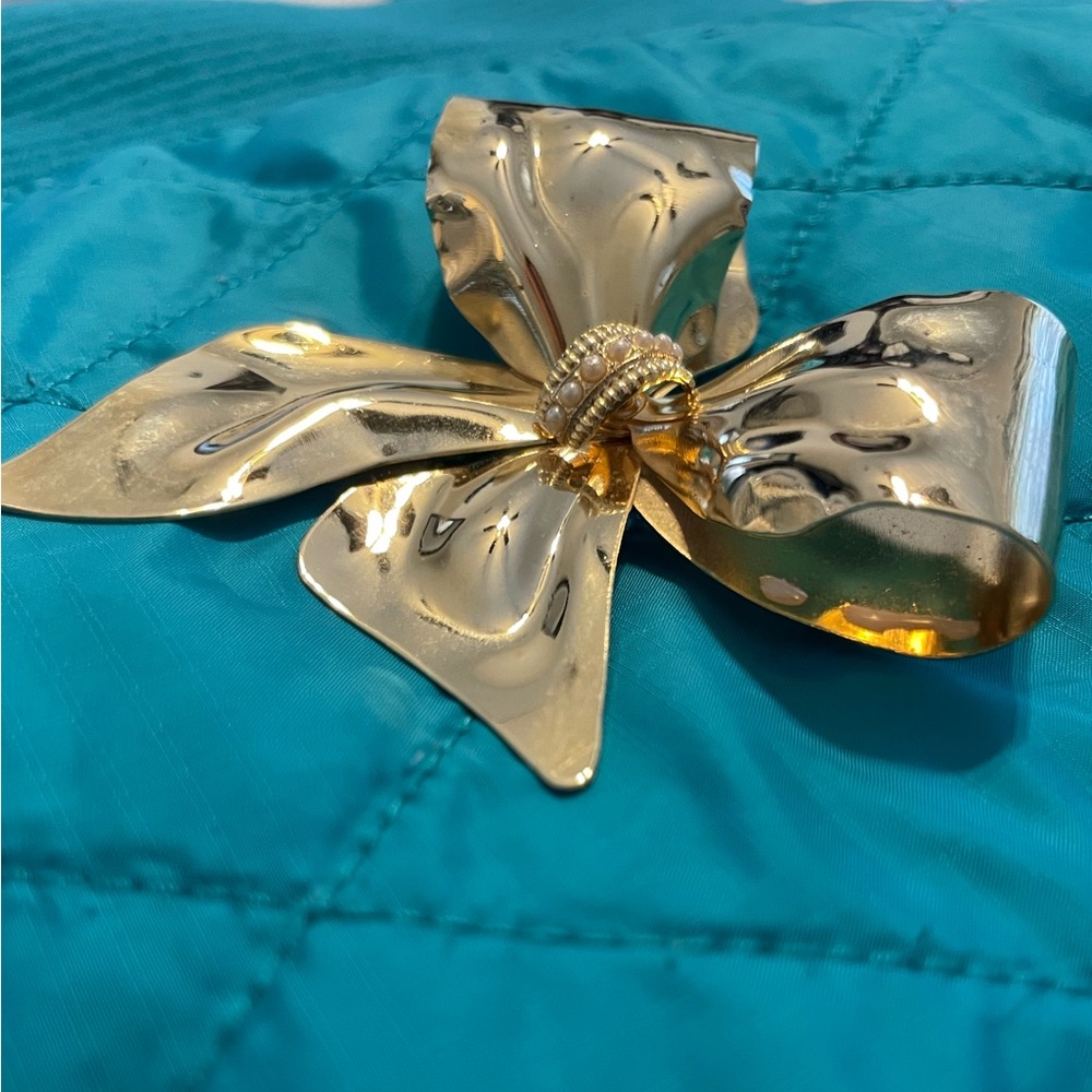 Vintage Gold Tone Bow Brooch Large Sculptural High Polish Pearl Center Pin - Picture 5 of 5